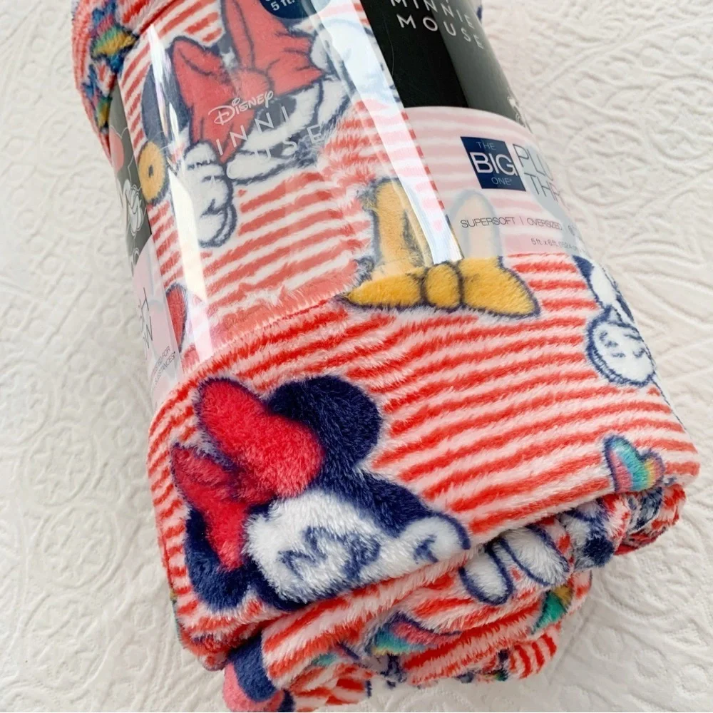 Minnie Mouse Supersoft Plush Throw‎ (5' x 6')